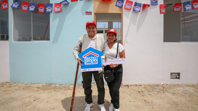 Personas con discapacidad severa mostrando el cartel de Techo Propio
