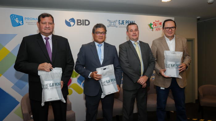 Entrega de presentes a las autoridades