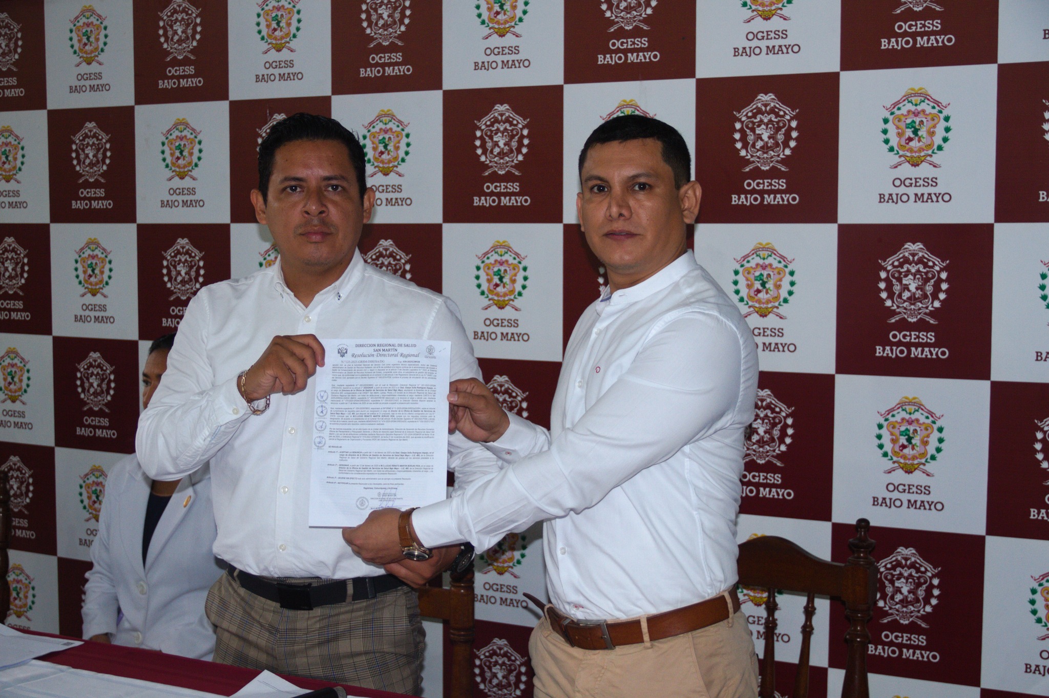 El director regional de salud de San Martín Dr. Aldo Enrique Pinchi Flores, dió posición de cargo esta mañana al flamante director de la Ogess Bajo Mayo, Dr. Lucas Renato Martín Borjas Roa,