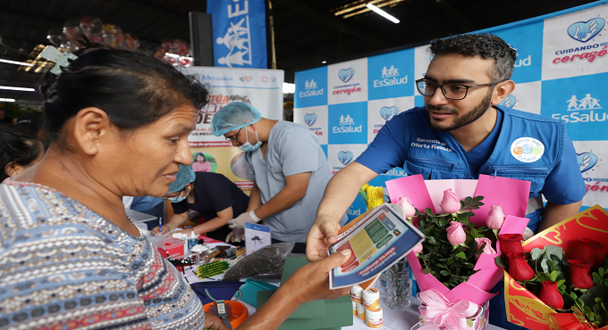 EsSalud enseña cómo conservar flores sin riesgo en San Valentín con campaña preventiva “Que te fleche Cupido y no el dengue”
