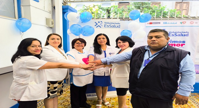 Voluntarios de EsSalud brindan soporte emocional a jubilados del sector educación en el Centro Médico ANCIJE