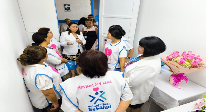 Voluntarios de EsSalud brindan soporte emocional a jubilados del sector educación en el Centro Médico ANCIJE