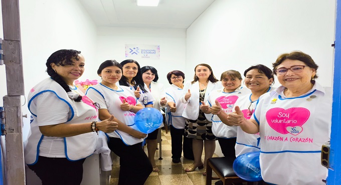 Voluntarios de EsSalud brindan soporte emocional a jubilados del sector educación en el Centro Médico ANCIJE