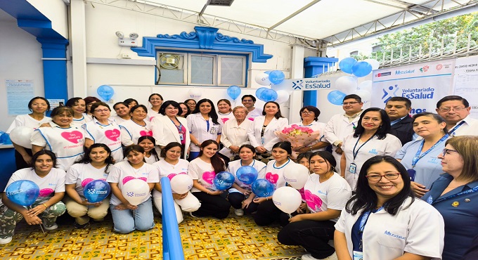Voluntarios de EsSalud brindan soporte emocional a jubilados del sector educación en el Centro Médico ANCIJE
