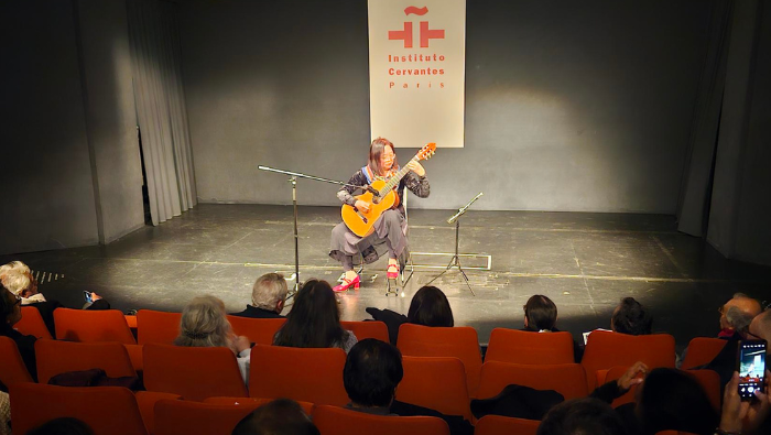 Guitarrista peruana Virginia Yep cautiva al público en el Instituto Cervantes de Paris