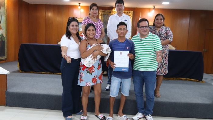 Familia recibe su título de propiedad