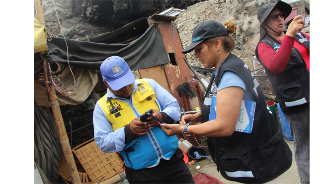 En este operativo, se intervinieron varios espacios que estaban siendo utilizados como depósitos de basura, representando un riesgo para la salud pública y la seguridad de los vecinos. Asimismo, se inspeccionó una presunta cochera clandestina donde se almacenaban motos lineales y mototaxis, lo que generaba preocupaciones respecto a la posible actividad irregular en la zona.
Estas acciones forman parte de los esfuerzos municipales para garantizar el orden, la limpieza y la seguridad en el distrito, promoviendo condiciones de vida más saludables para todos los residentes.