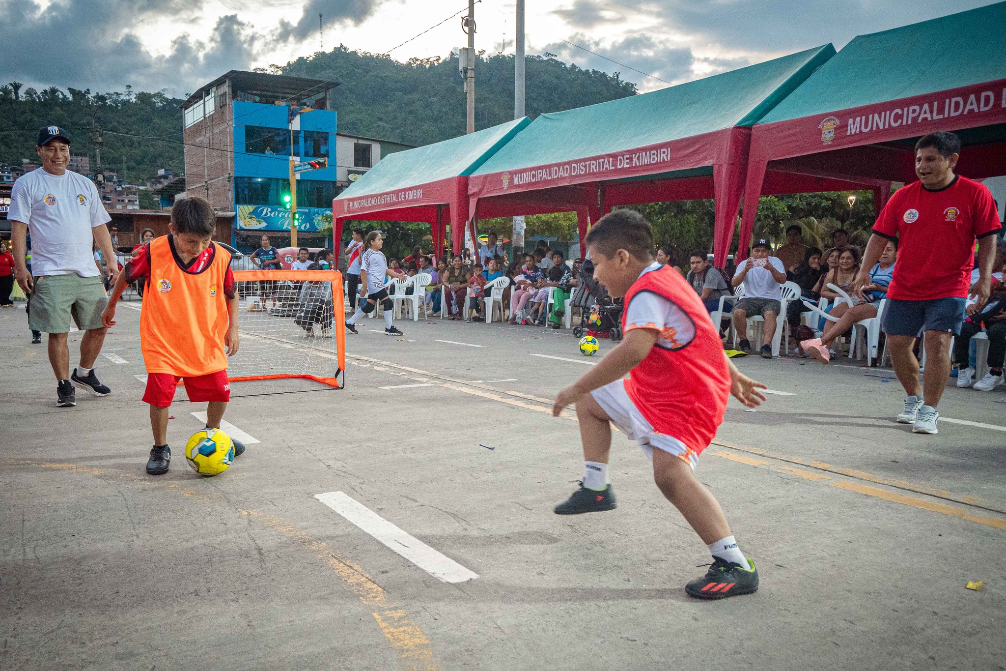 Participación de autoridades y civiles en talleres deportivos