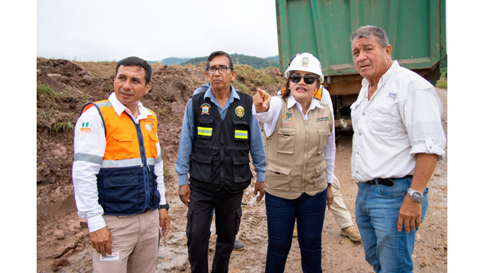 Alcaldesa inspecciona trabajos en carretera a relleno sanitario.