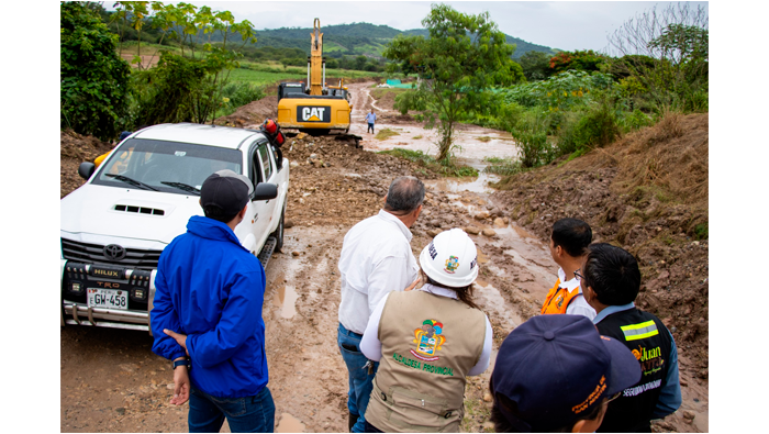 Alcaldesa inspecciona trabajos en carretera a relleno sanitario.