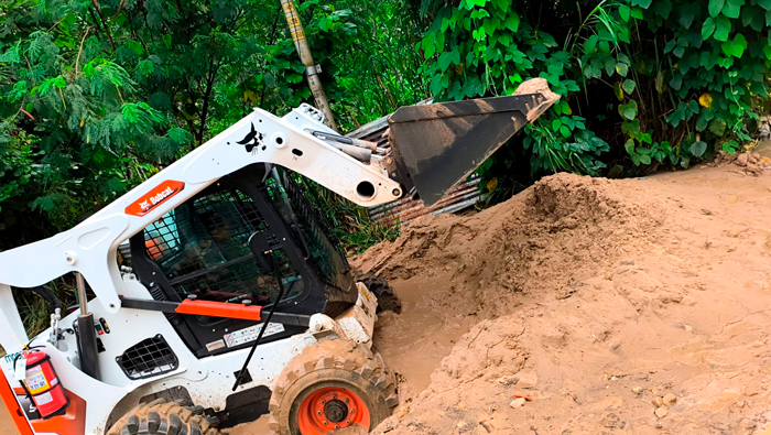 Trabajos de descolmataciΓ³n y limpieza en el cauce de la quebrada Tarapotillo.