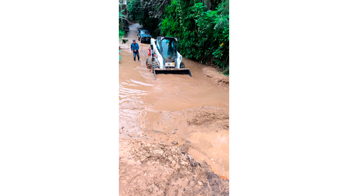 Trabajos de descolmataciΓ³n y limpieza en el cauce de la quebrada Tarapotillo.