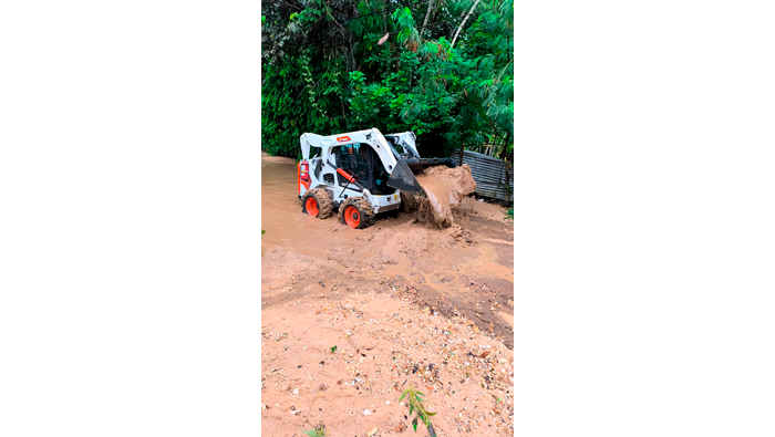 Trabajos de descolmataciΓ³n y limpieza en el cauce de la quebrada Tarapotillo.
