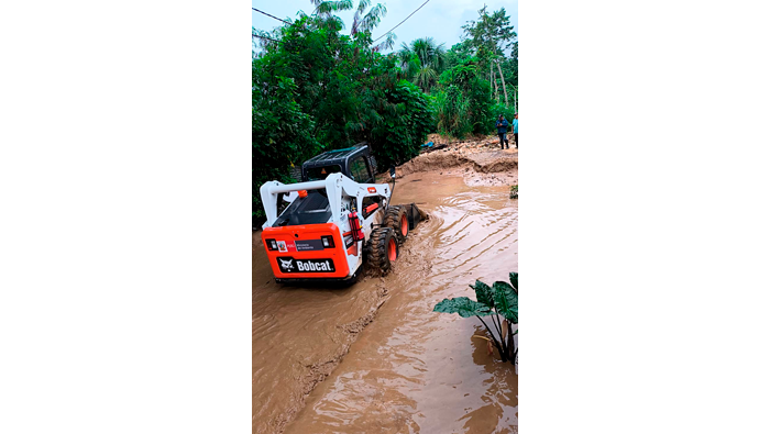 Trabajos de descolmataciΓ³n y limpieza en el cauce de la quebrada Tarapotillo.