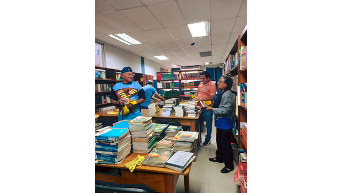 Brindan mantenimiento a la Biblioteca Municipal.