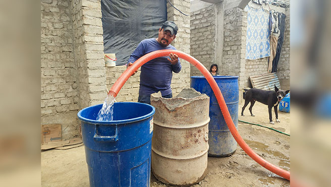 Reparto de agua en el barrio Solidex