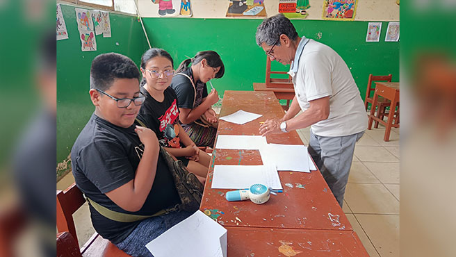 Niños expresando sus escritos en público