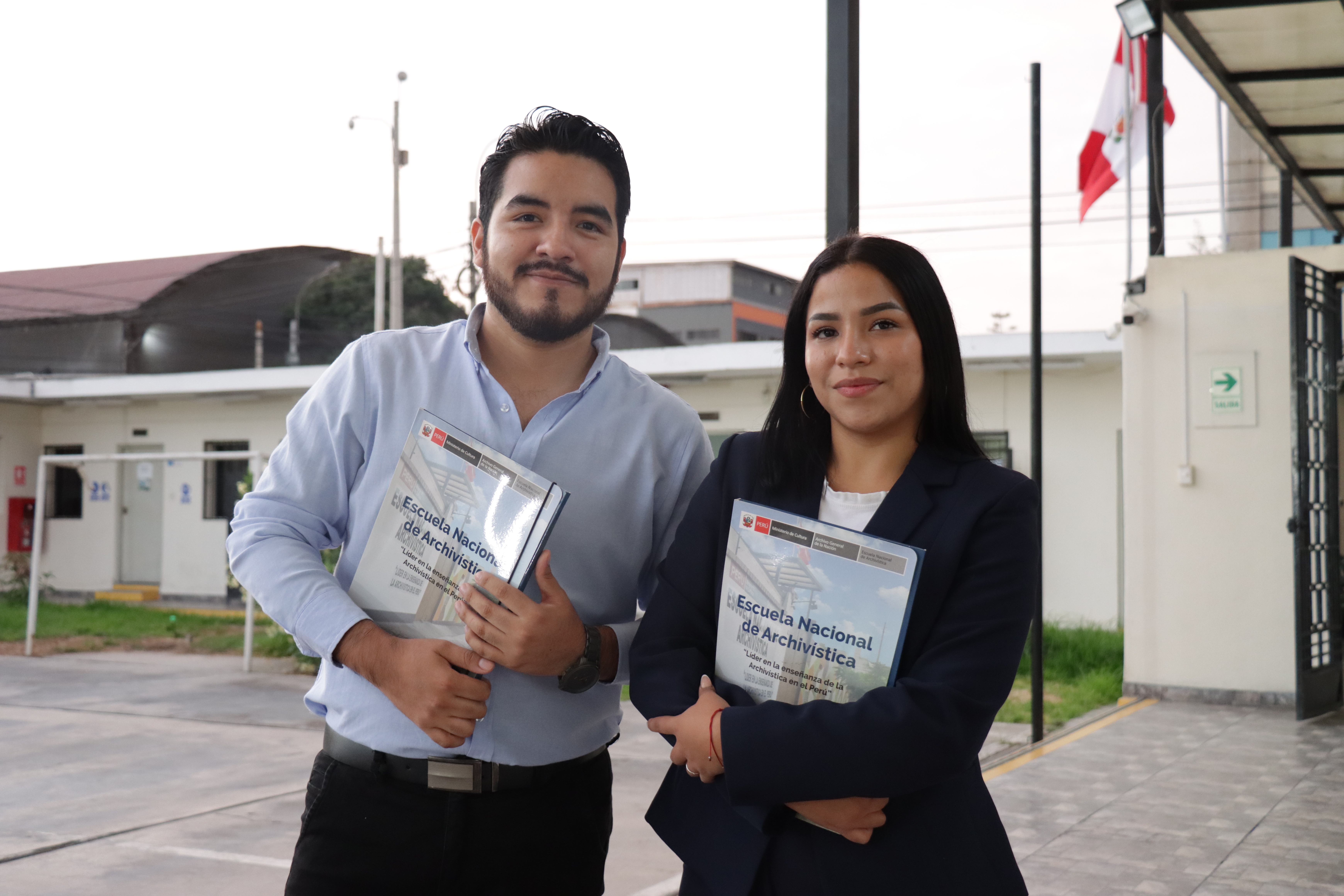 Dos estudiantes en el patio de la Escuela Nacional de Archivística