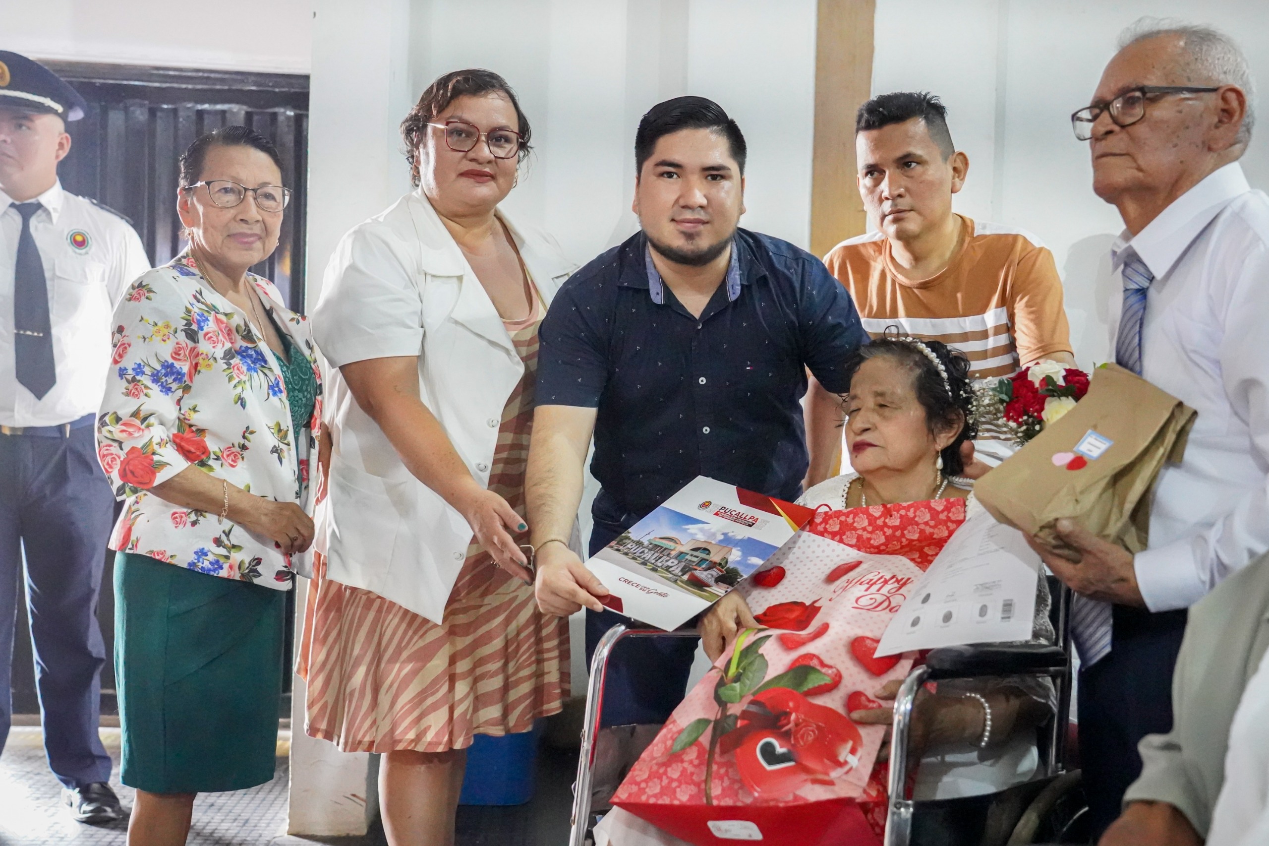 Regidor con parejas recién casadas 