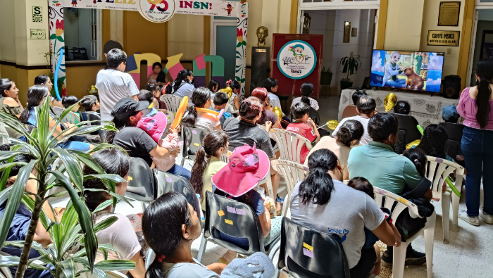 Más de 150 pacientes hospitalizados, entre ellos un grupo de niños con cáncer, vieron el cuento animado en el hall principal del centro pediátrico