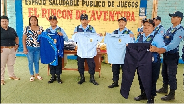 Foto de la Entrega de uniformes al serenazgo 