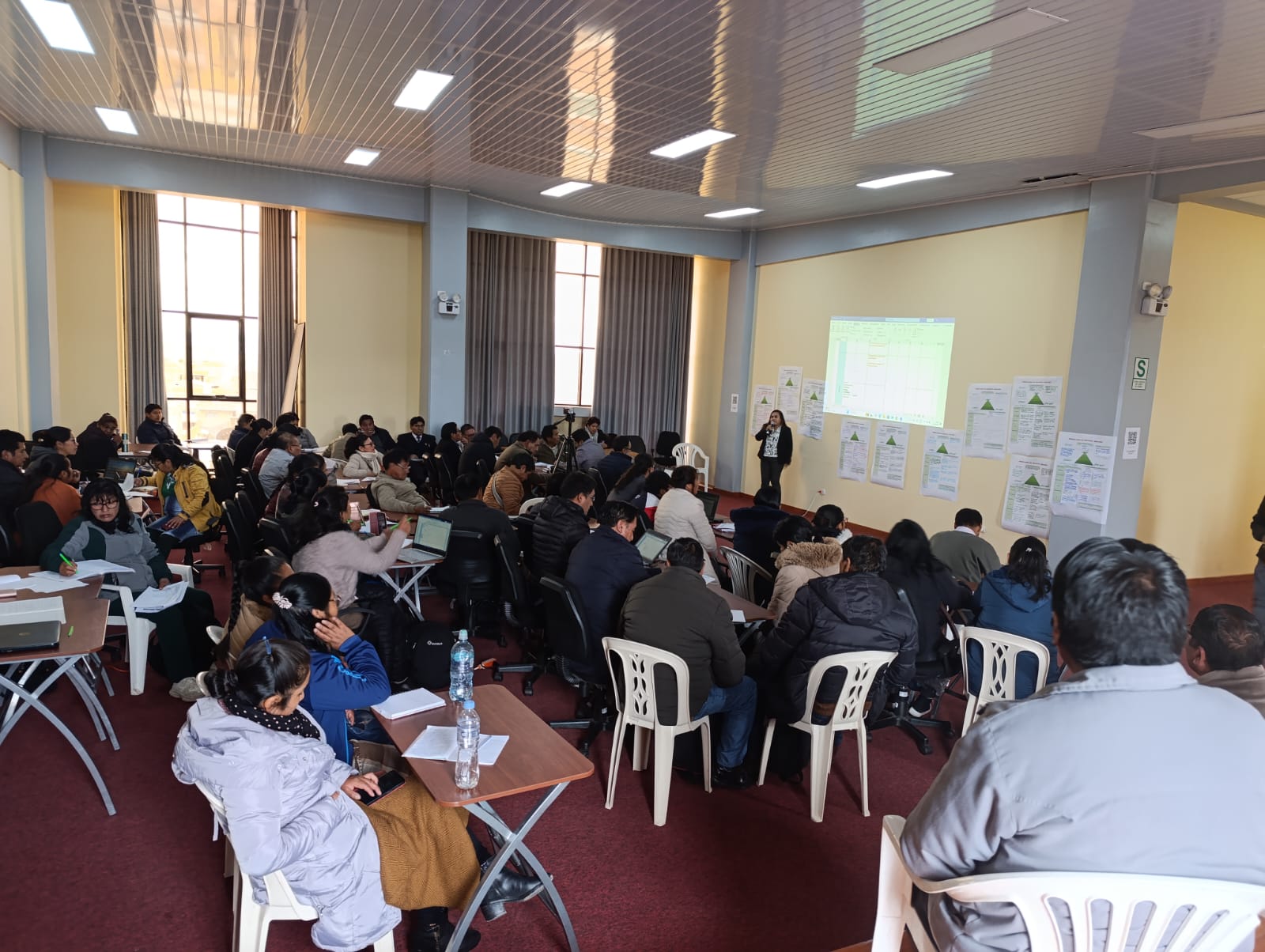 El taller organizado por la UGEL Melgar fortaleció las capacidades docentes en innovación educativa para el VII CNPIE 2025. Bajo el enfoque STEAM+H, se promovieron soluciones para mejorar el aprendizaje y fomentar la equidad educativa.
