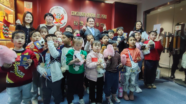 Consulado General del Perú en Shanghái recibe visita de estudiantes de español