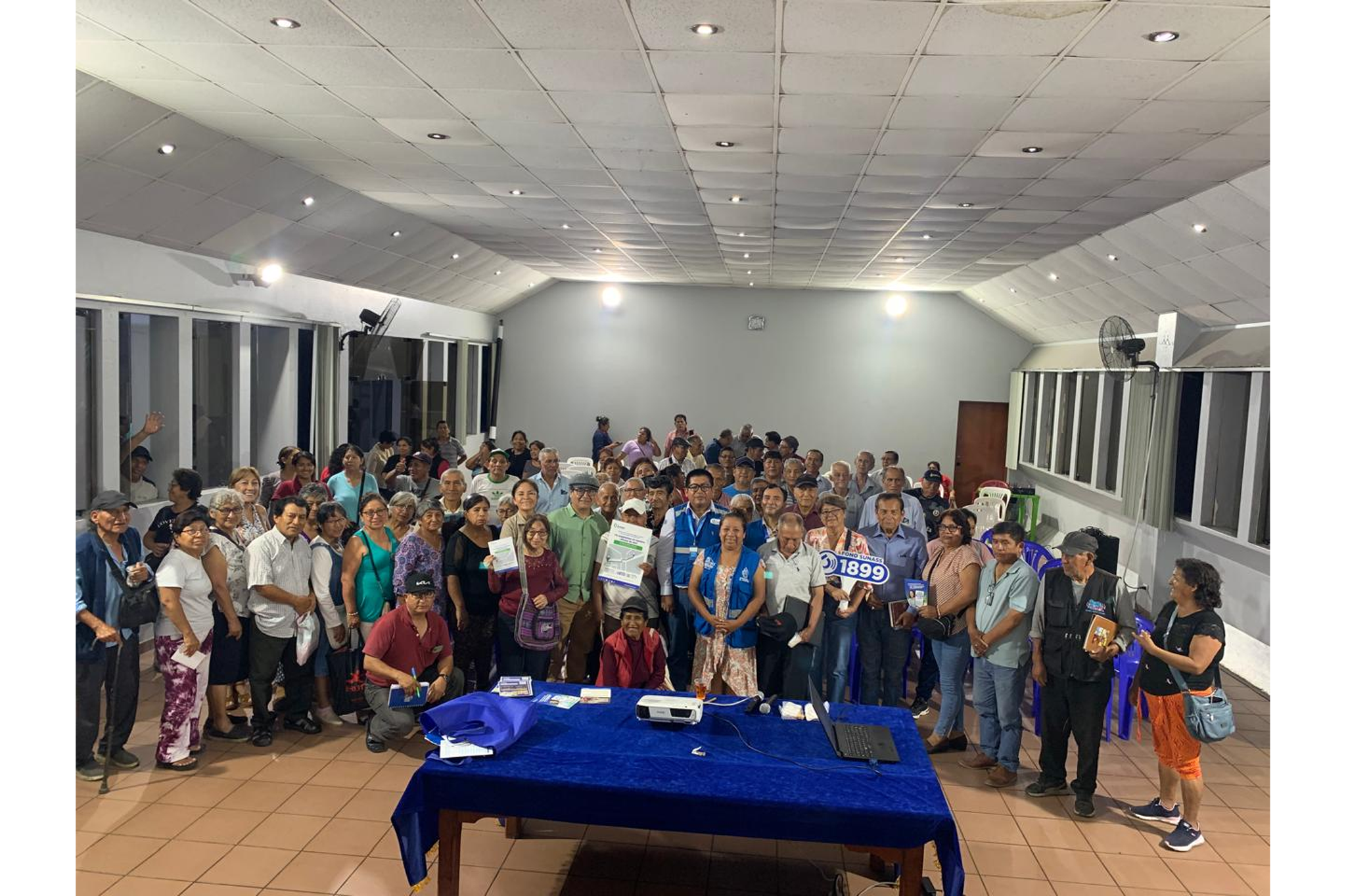 charla informativa dirigida a la comunidad sobre la importancia de los servicios de saneamiento en los ámbitos urbano y rural.
Durante la reunión, los representantes de SUNASS explicaron en detalle las funciones que cumple la institución en la regulación y supervisión del servicio de agua potable y alcantarillado, así como su rol en la promoción del uso responsable de estos recursos. Además, se brindaron consejos prácticos para el ahorro de agua y el cuidado del medio ambiente.
Los vecinos asistentes tuvieron la oportunidad de expresar sus inquietudes, formular preguntas y despejar sus dudas respecto a la calidad del servicio, tarifas y procesos de fiscalización, generándose un espacio de diálogo y aprendizaje en beneficio de la comunidad.