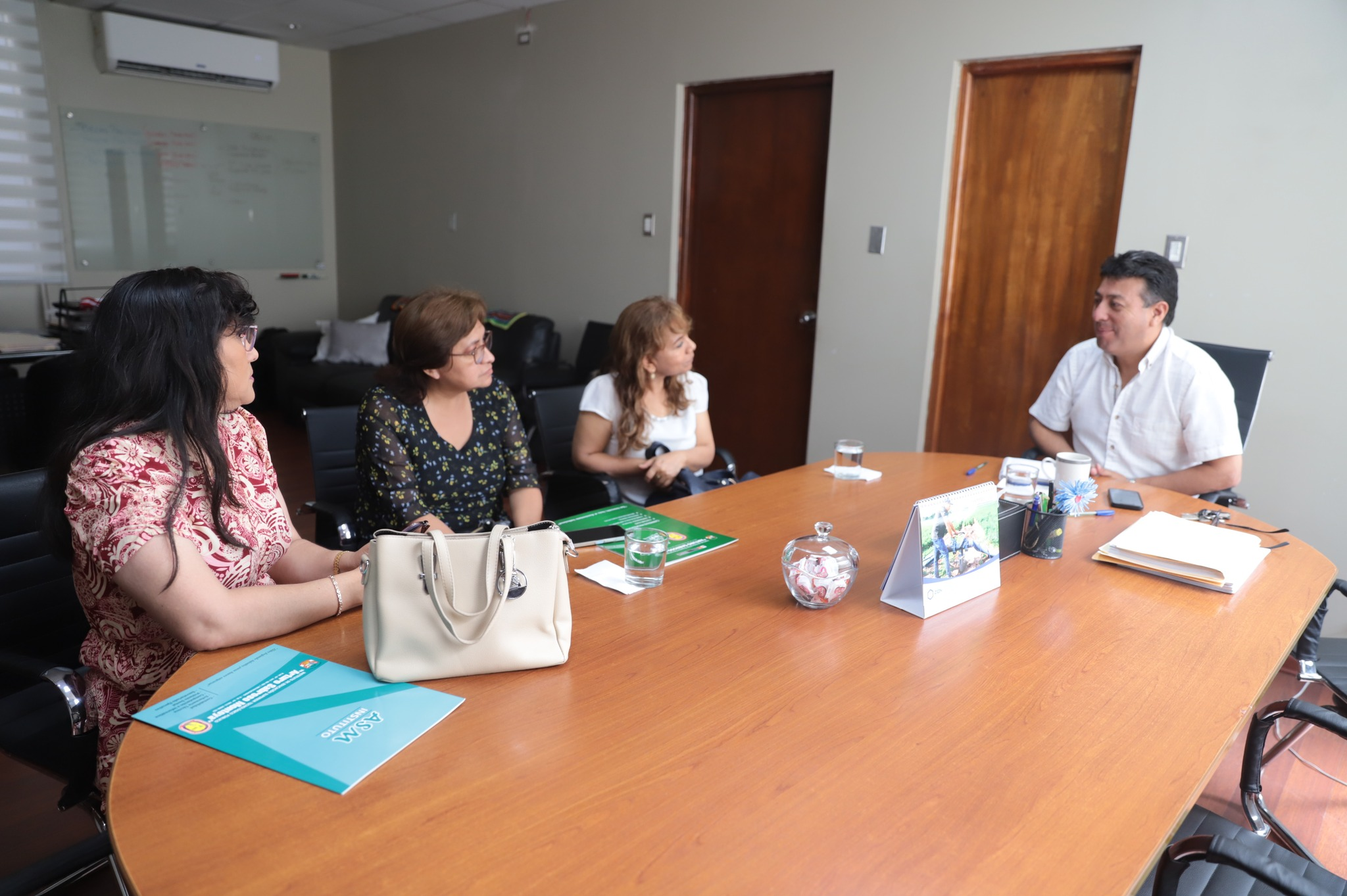Durante la reunión, se anunció que ya están abiertas las matrículas en dicho instituto y que los estudiantes agustinianos podrán disfrutar de beneficios especiales.
Nuestro burgomaestre expresó su total apoyo y compromiso con la construcción de este instituto en nuestro distrito, un proyecto que representa una gran oportunidad para el futuro de nuestra juventud.