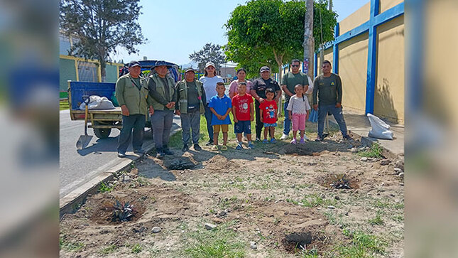 Equipo municipal junto a los vecinos del C.P. Nepeña 
