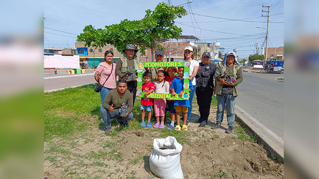 Equipo municipal junto a los niños capitalinos de Nepeña 
