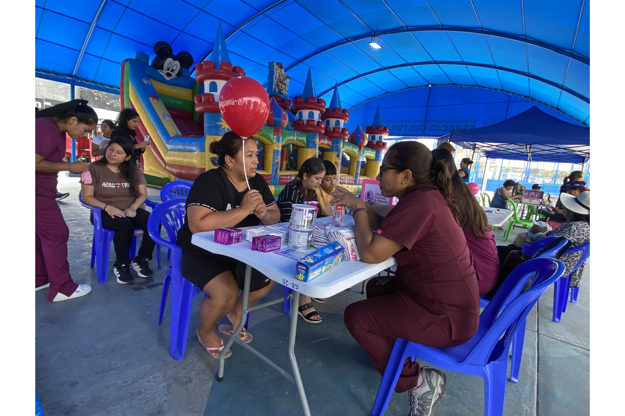 Durante esta jornada, nuestros vecinos accedieron a servicios médicos esenciales como:
✅ Descarte de anemia
✅ Vacunación
✅ Evaluación CREED y estimulación temprana
✅ Nutrición y ginecología
✅ Salud bucal y psicología
✅ Consejería sobre el dengue, ¡y mucho más!
Además, gracias a la Oficina de Participación Ciudadana, los más pequeños disfrutaron de un espacio lleno de alegría con:
🎨 Caritas pintadas
🎈 Juegos inflables y carritos eléctricos
💅 Manicure y corte de pelo
🖌️ Dibujo y pintura
Seguiremos impulsando más iniciativas para cuidar la salud de nuestros vecinos y construir juntos un distrito más saludable y feliz.
