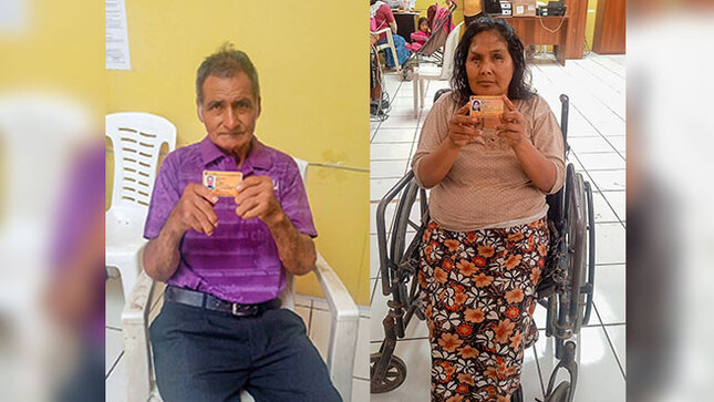 Vecinos del distrito de Nepeña recibiendo su carnet de CONADIS en las instalaciones del Centro Cívico Municipal