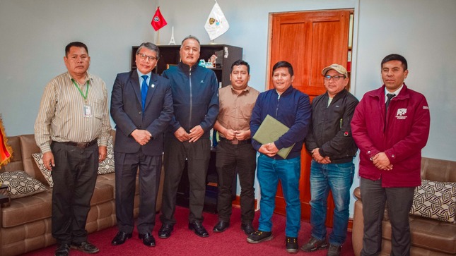 Autoridades locales y regionales impulsando el licenciamiento del IESTP Kimbiri