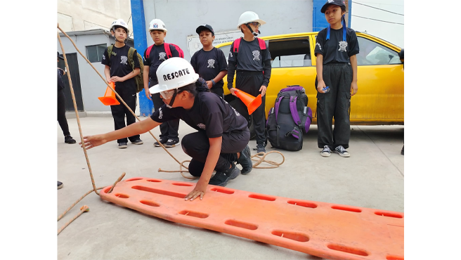 Este importante curso fue impartido por la Asociación de Comandos Yanahuma, conformado por miembros del Ejército, la Marina y la Fuerza Aérea del Perú, cuya misión es brindar capacitación especializada en primeros auxilios, rescate y supervivencia, fortaleciendo así las habilidades y la preparación de los jóvenes ante emergencias.
Durante la ceremonia, en representación de nuestro alcalde Richard Soria, estuvieron presentes los regidores Jorge Hilares, Luz Suasnabar y Reyna Caballero, quienes felicitaron a los participantes por su compromiso y esfuerzo.
Este programa no solo refuerza la seguridad en la comunidad, sino que también impulsa a los jóvenes a desarrollar valores de liderazgo y servicio.