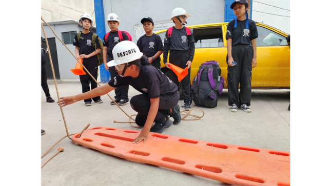Este importante curso fue impartido por la Asociación de Comandos Yanahuma, conformado por miembros del Ejército, la Marina y la Fuerza Aérea del Perú, cuya misión es brindar capacitación especializada en primeros auxilios, rescate y supervivencia, fortaleciendo así las habilidades y la preparación de los jóvenes ante emergencias.
Durante la ceremonia, en representación de nuestro alcalde Richard Soria, estuvieron presentes los regidores Jorge Hilares, Luz Suasnabar y Reyna Caballero, quienes felicitaron a los participantes por su compromiso y esfuerzo. 
Este programa no solo refuerza la seguridad en la comunidad, sino que también impulsa a los jóvenes a desarrollar valores de liderazgo y servicio.