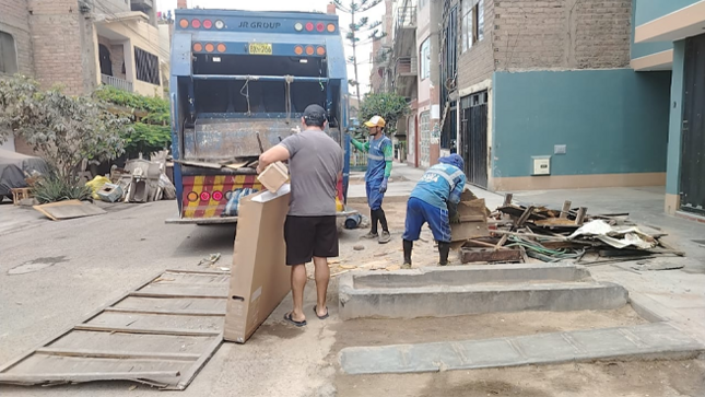 Durante la jornada, los vecinos participaron activamente entregando objetos en desuso como maderas, muebles viejos, colchones, esteras y artefactos malogrados al camión recolector. Esta iniciativa no solo ayuda a mantener el distrito más limpio y ordenado, sino que también contribuye a la seguridad y bienestar de la comunidad.🛢️🚛
¡Juntos estamos transformando El Agustino en un lugar más ordenado y limpio para todos!
