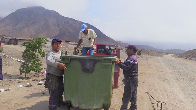 Instalación del contenedor de basura en el A.H. Virgen de Guadalupe del centro poblado de San Jacinto