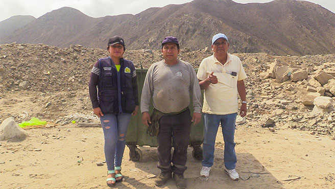 Personal municipal junto al presidente de la junta vecinal comunal del A.H. Virgen de Guadalupe