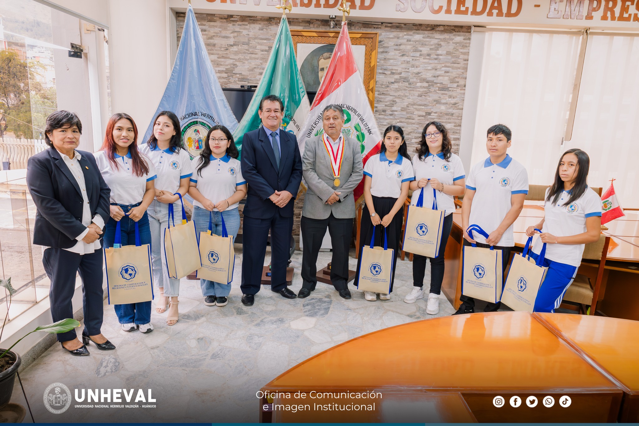 Grupo de pasantía con el rector de la UNHEVAL, Dr. Guillermo Bocangel Weydert y el Decano de la Facultas de Ciencias Contables y Financieras, Dr. Cayto Miraval