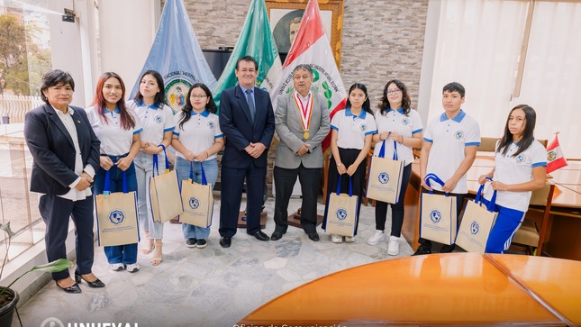 Grupo de pasantía con el rector de la UNHEVAL, Dr. Guillermo Bocangel Weydert y el Decano de la Facultas de Ciencias Contables y Financieras, Dr. Cayto Miraval