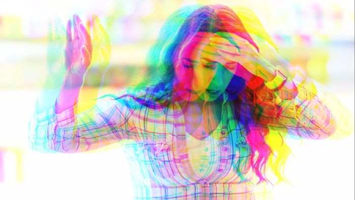 Mujer mareada sientiendo desiquilibrio