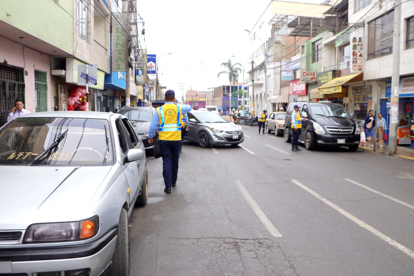 Municipalidad de Huaral realiza operativo de tránsito en la Calle Derecha