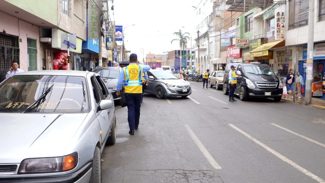 Municipalidad de Huaral realiza operativo de tránsito en la Calle Derecha