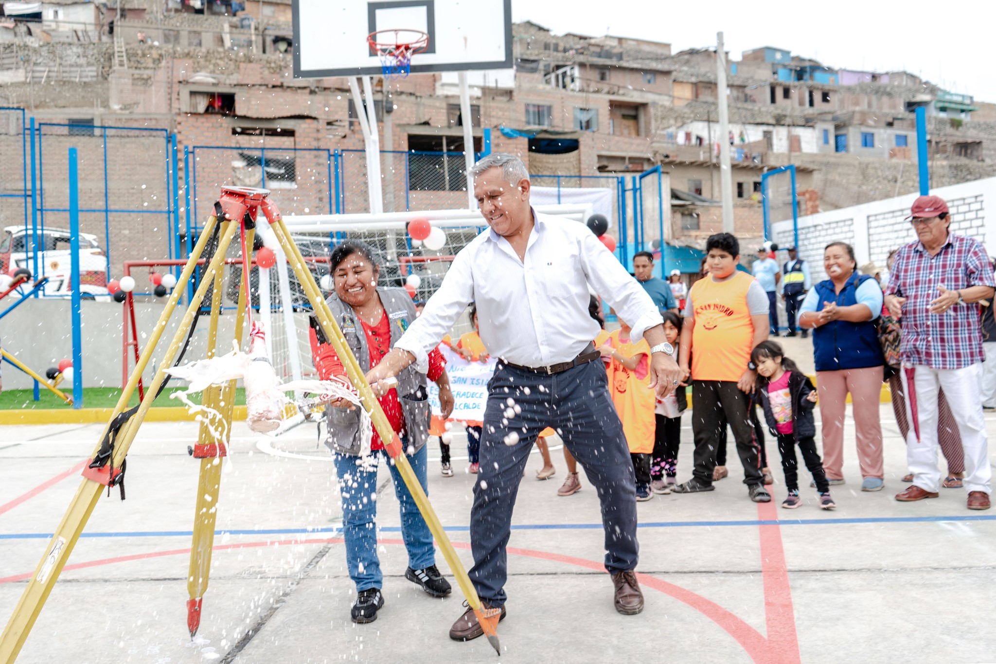 C.P. San Isidro I etapa ya disfruta su nueva losa deportiva