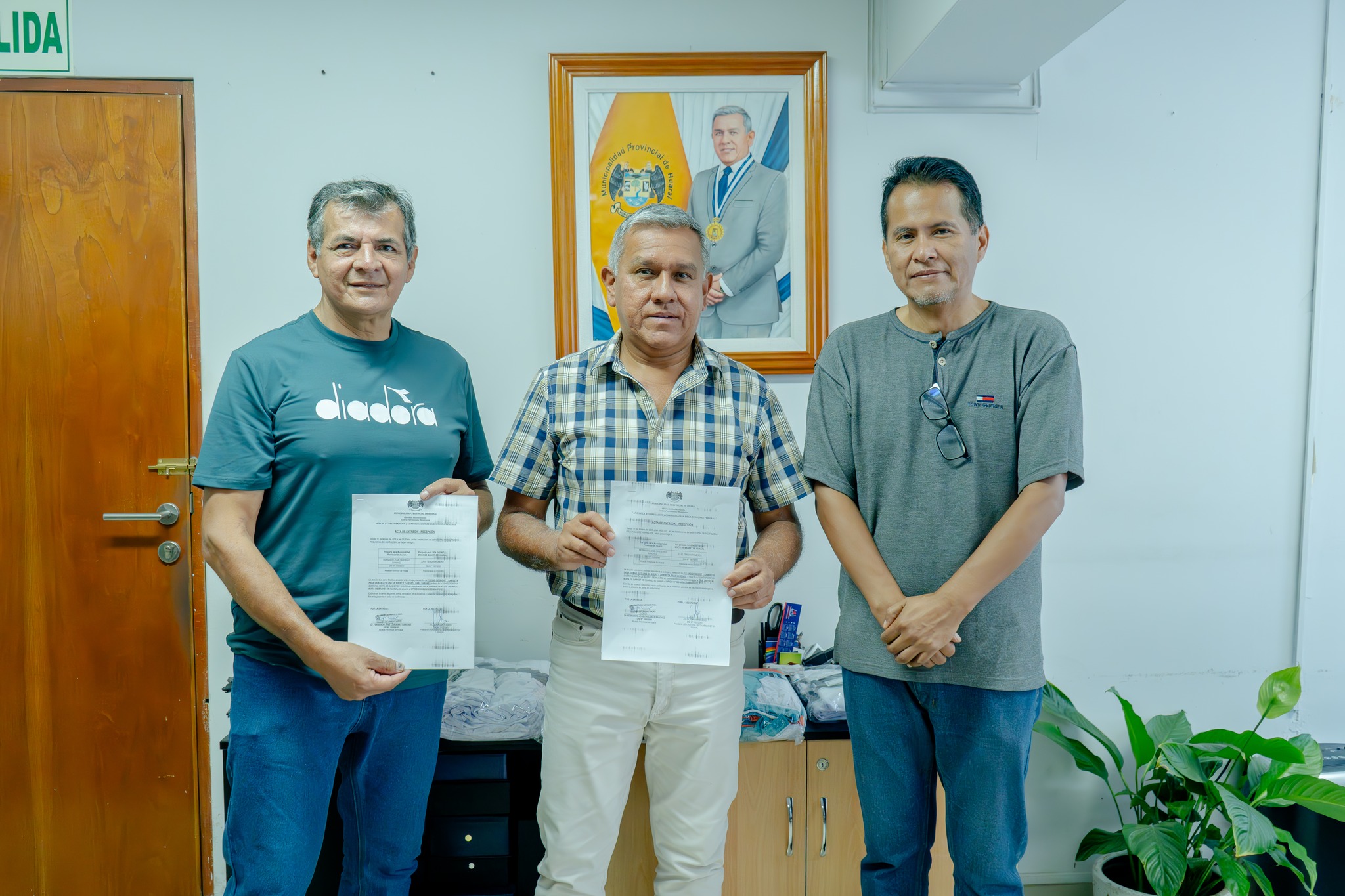 Municipalidad de Huaral entrega uniformes deportivos a la Liga Distrital de Básquetbol