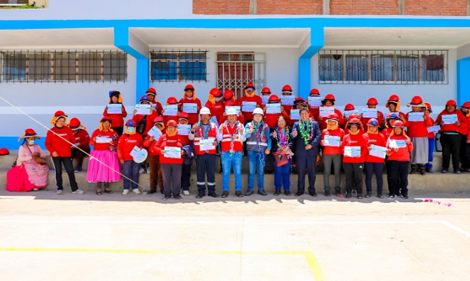En favor del sector educación Municipio de Puno a través del Programa Llamkasun invirtió más de 386 mil soles en dos actividades