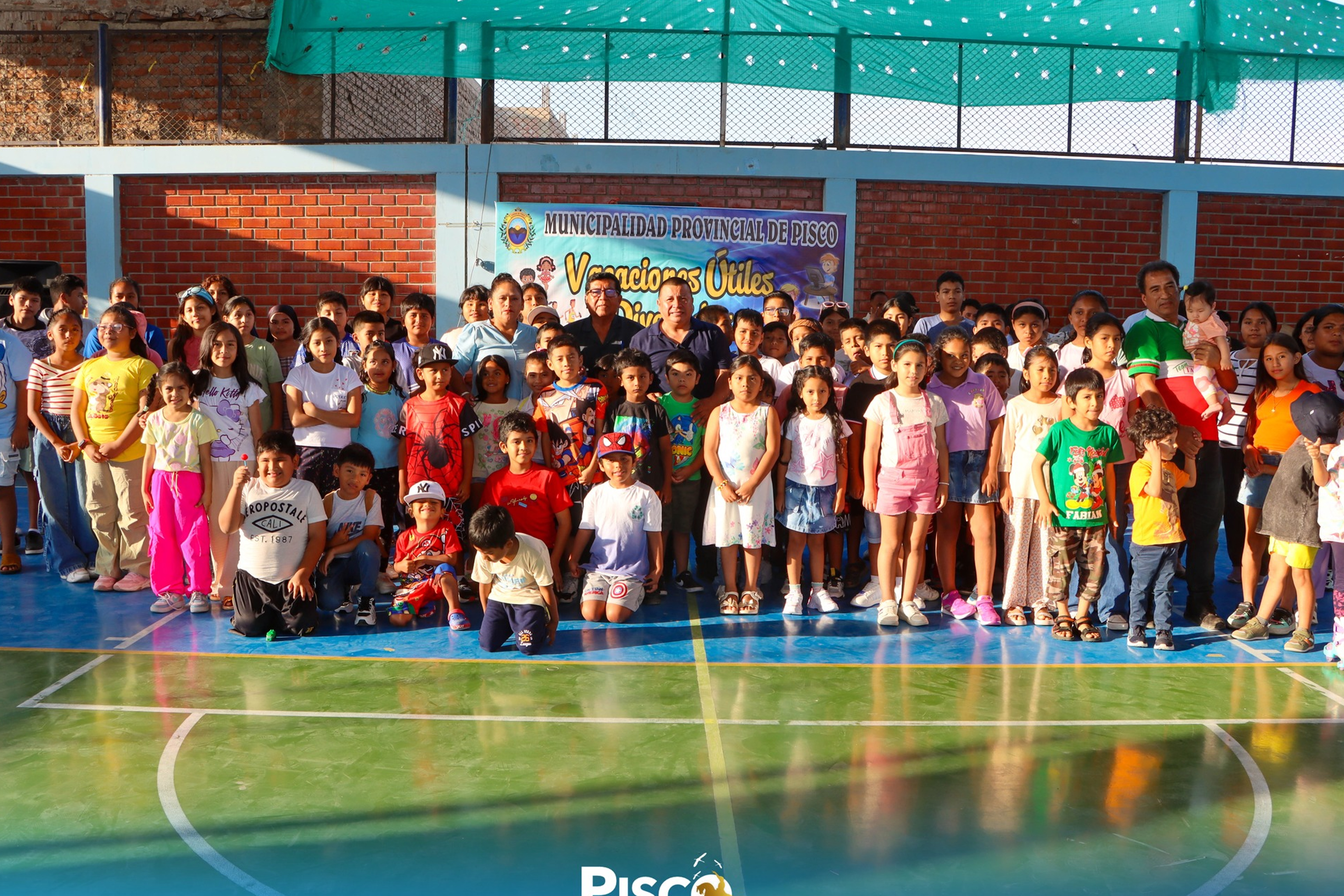El Acalde, Gerente municipal y niños 