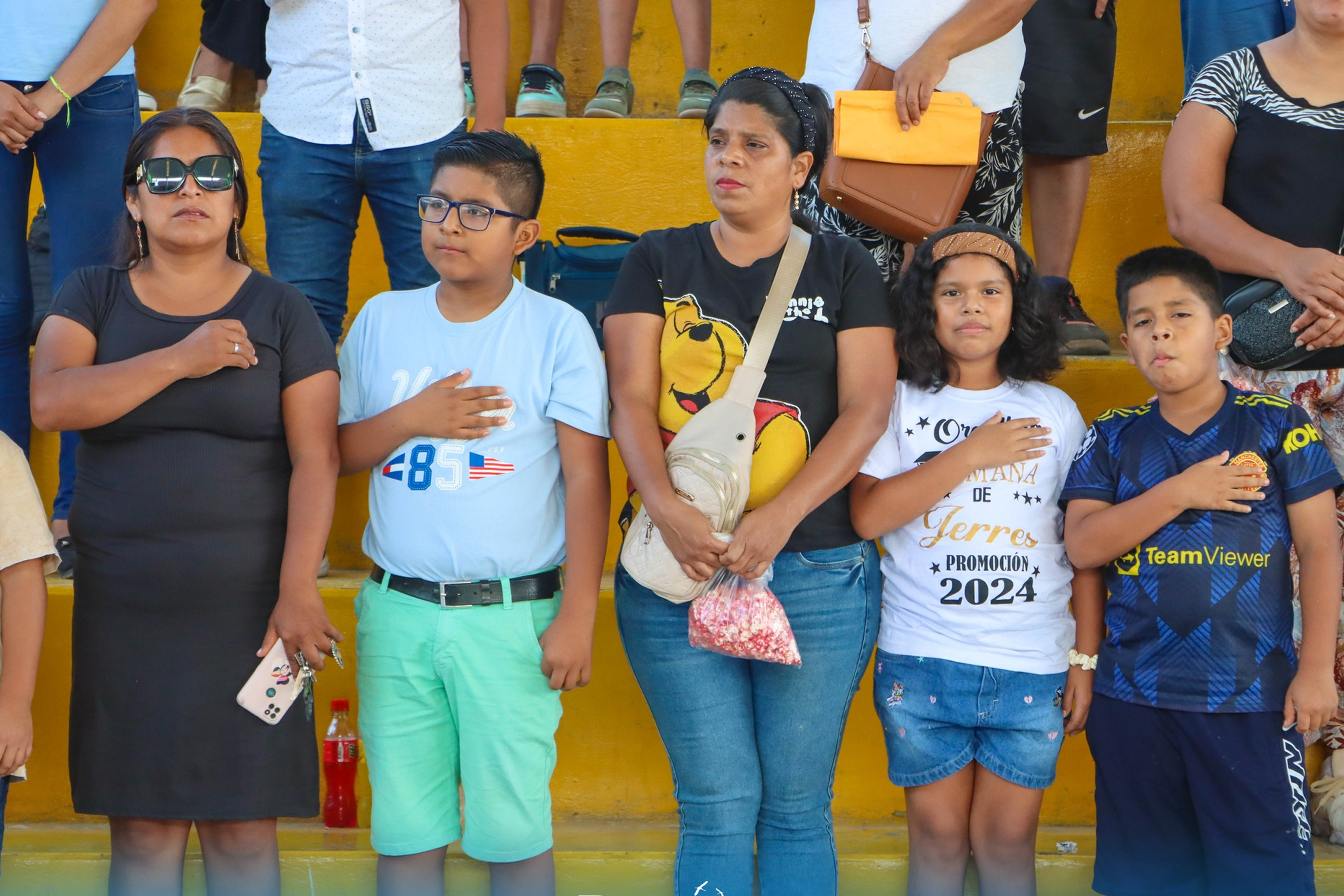 Niños cantando el himno nacional