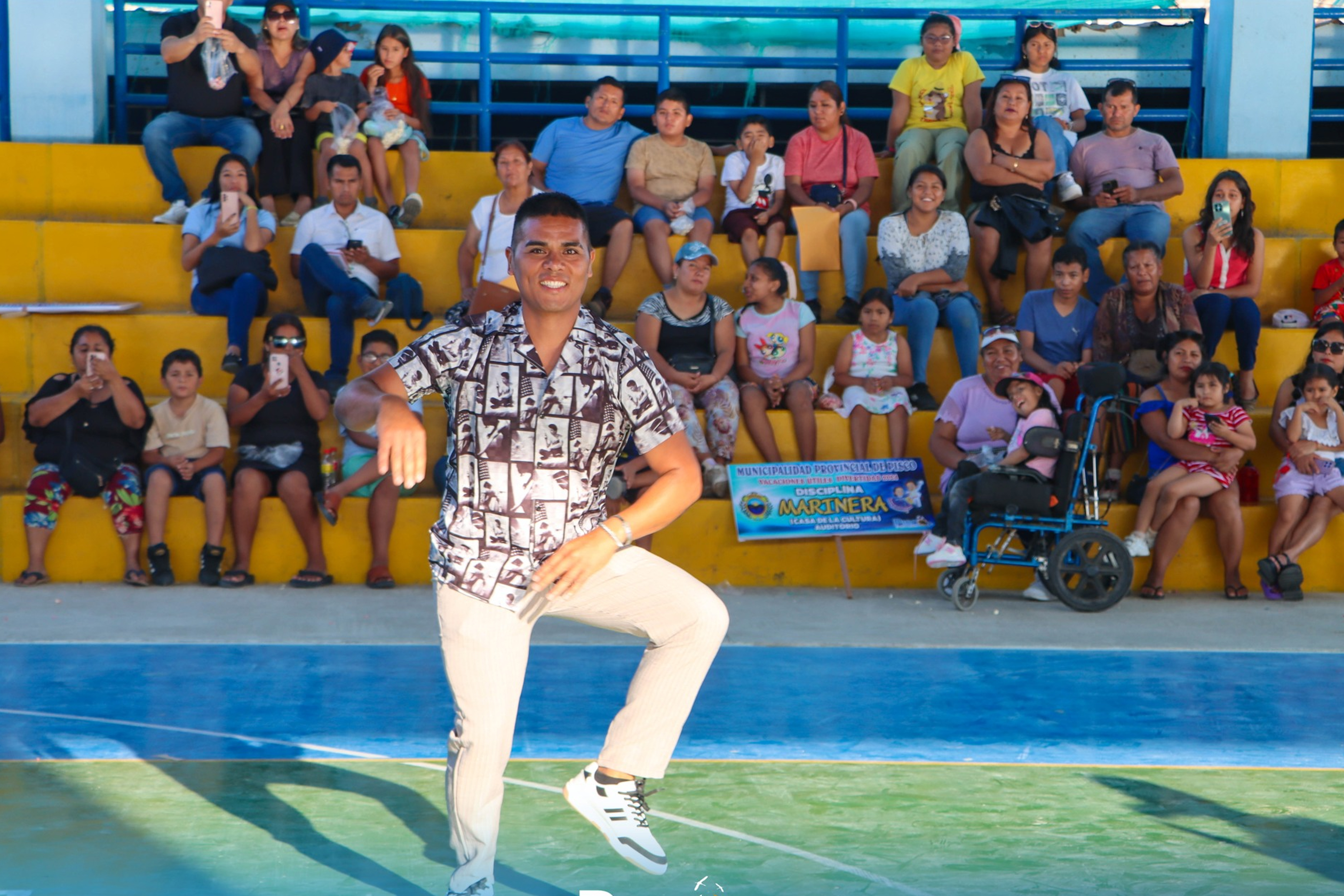Hombre bailando musica peruana
